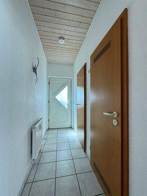 Blick durch den Flur zur Wohnungstüre