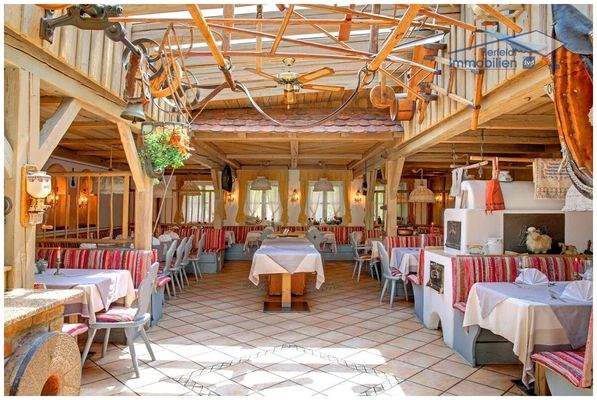 Gaststube mit Kachelofen