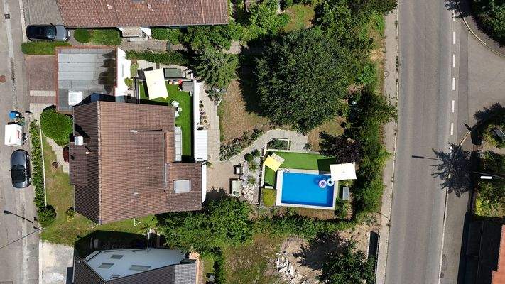 Ihr privates Paradies aus der Luft: großzügiges Grundstück mit Pool und Garten