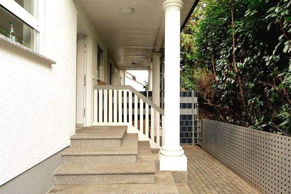 Hauseingang mit Säulen