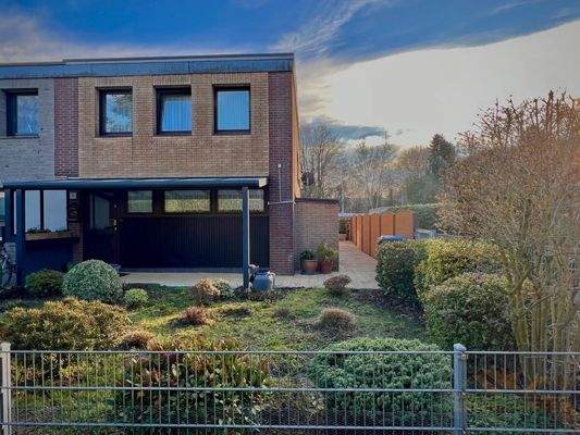 Vorgarten und Hauseingang