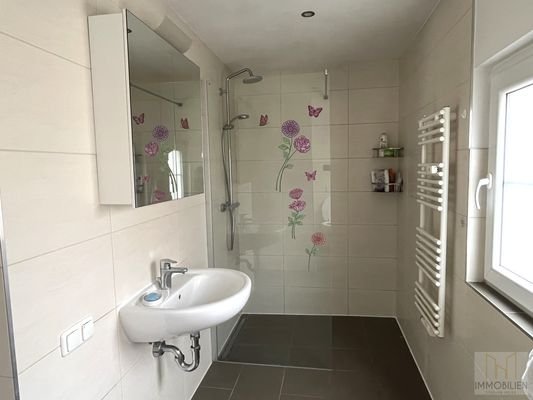 EG – bodenebene Dusche im Badezimmer