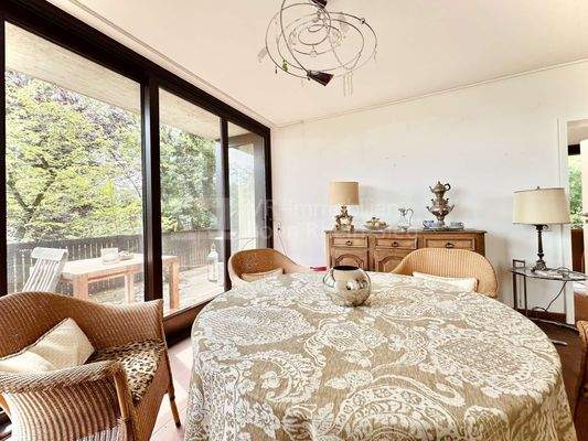 Esstisch mit Blick auf den Balkon