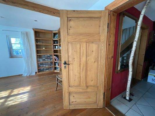 Schöne alte Tür mit altem Beschlag