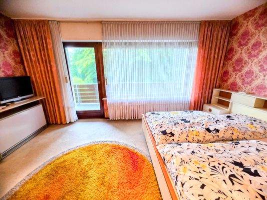 Schlafzimmer EG mit Ausgang Balkon