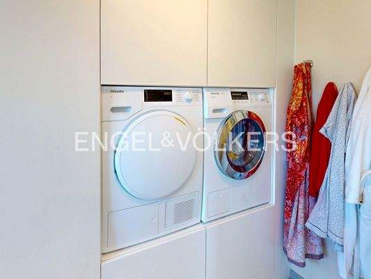 Die Wäsche lässt sich bequem erledigen, dank integrierter Geräte in ergonomischer Höhe