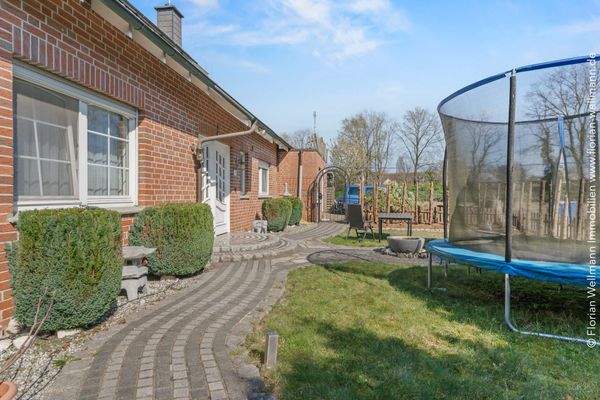 Große Grünfläche vor dem Eingsbereich