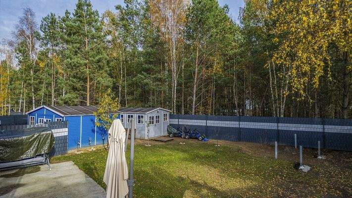 Ihr Hof mit Nebengelass