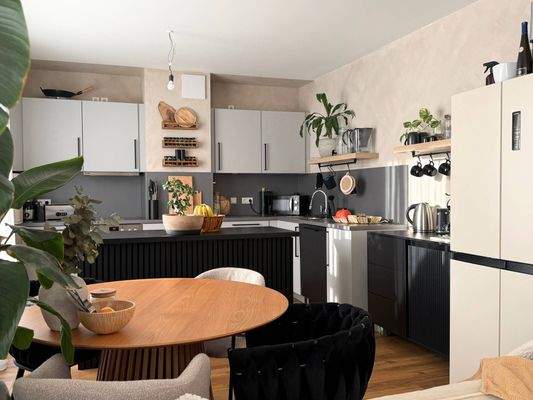 Ansicht III: Wohn- und Esszimmer mit offenem Küchenbereich