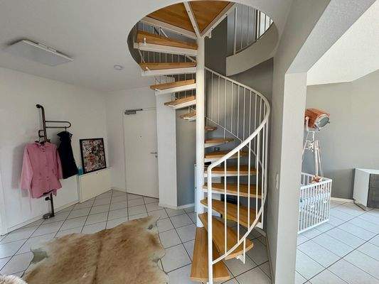 Eingangsbereich u. Aufgang Galerie