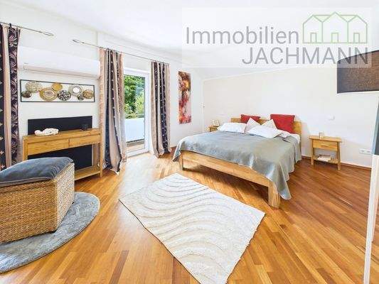 Hauptwohnung Schlafen im OG mit Zugang zum Balkon mit Westausrichtung