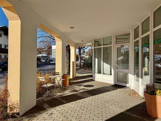 die vorgelagerte Ladengalerie