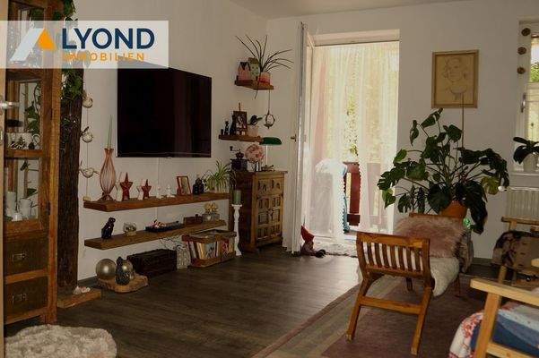 Wohnzimmer mit Balkon