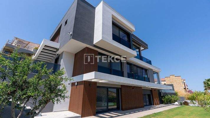 Villa with Pool Close to the Sea in İzmir Çeşme