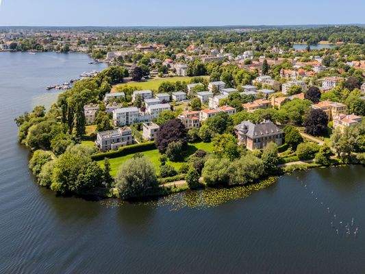 Riverside location with a view of Potsdam&#39;s landma