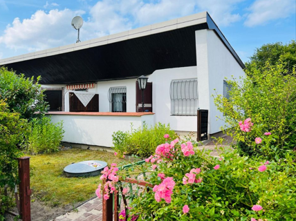 Ansicht Straßenseite Bungalow.png