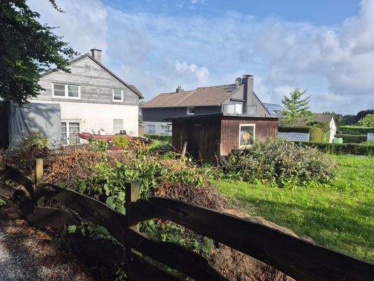 Gartenansicht vom Weg aus