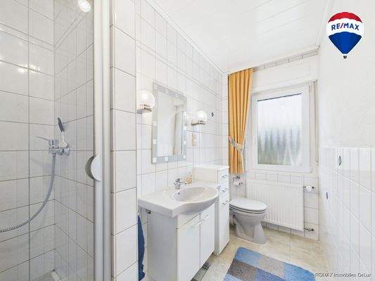 RE/MAX Immobilien DeLux Zweifamilienhaus Wadern-Lockweiler Badezimmer