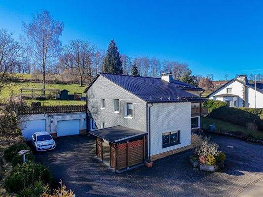 Außenansicht mit Garagen