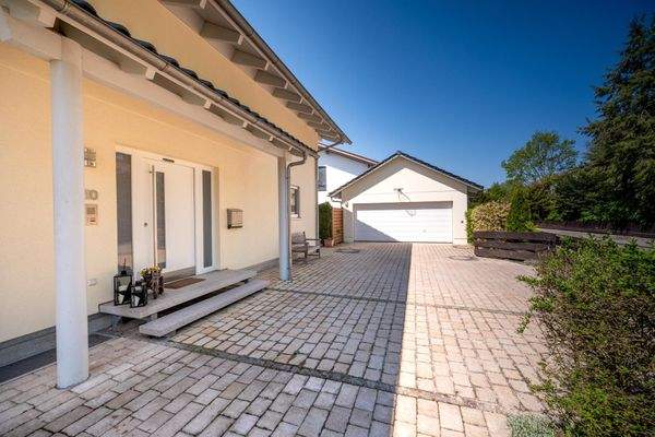 Weiträumiger Vorplatz mit Garagen