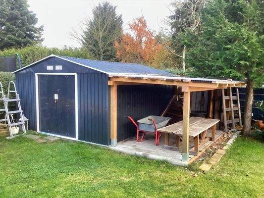 Geräteschuppen mit Unterstellmöglichkeit