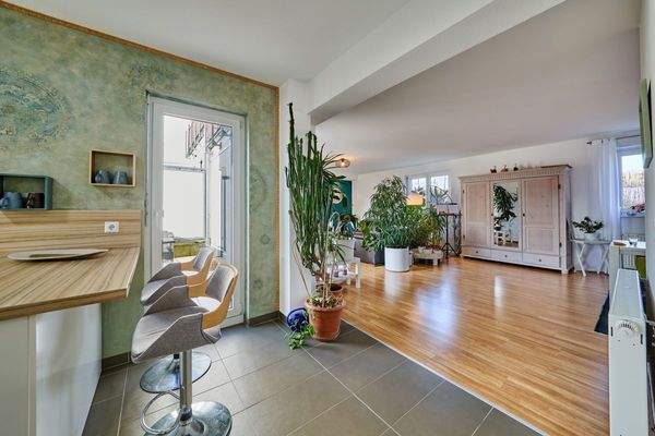 EG: Offene Küche mit angrenzendem Essbereich