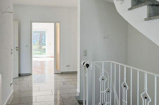 Flur im EG mit Blick in den Garten