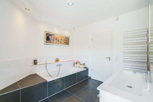 Modernes Vollbad im Erdgeschoss