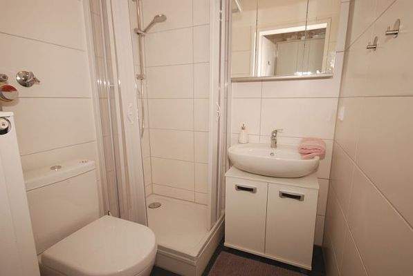 Badezimmer mit Duschkabine