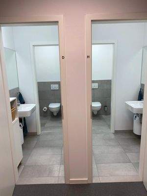 Zwei moderne Toilettenräume