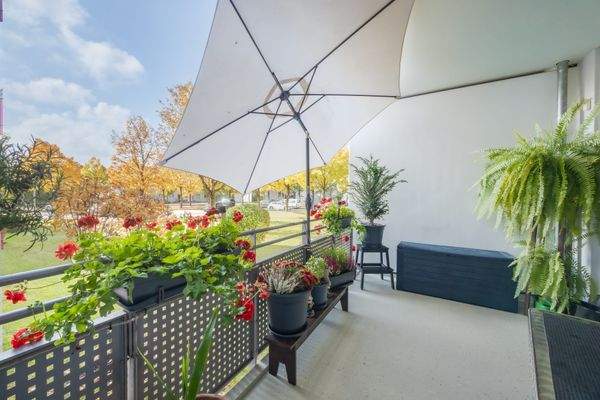 Wohnzimmer mit Balkonzugang