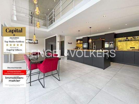 Essbereich mit angrenzender moderner Küche