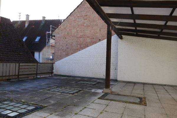 Große Terrasse teilweise überdacht.JPG