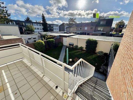 Blick vom Balkon in den Garten