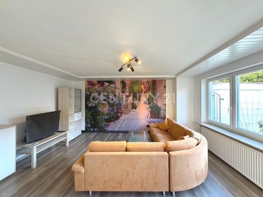 Das große Wohnzimmer mit Zugang zu Terrasse & Garten