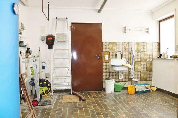 Waschküche mit Garagenzugang