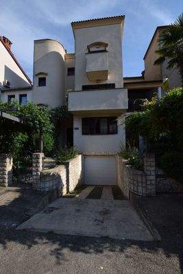 Zufahrt TG, li.Hauseingang, re. Maisonetteeing.