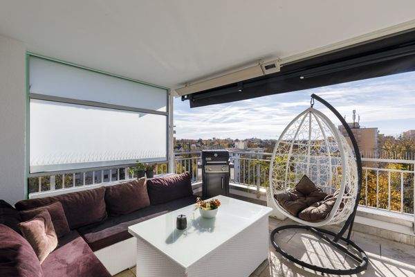 Balkon mit Markise und Heizstrahler