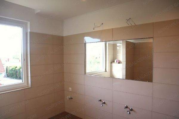 Bad mit Waschbecken nach Wahl