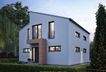 Modernes massa haus Fertighaus Einfamilienhaus im Lifestyle-Design bei Abenddämmerung, mit schrägem