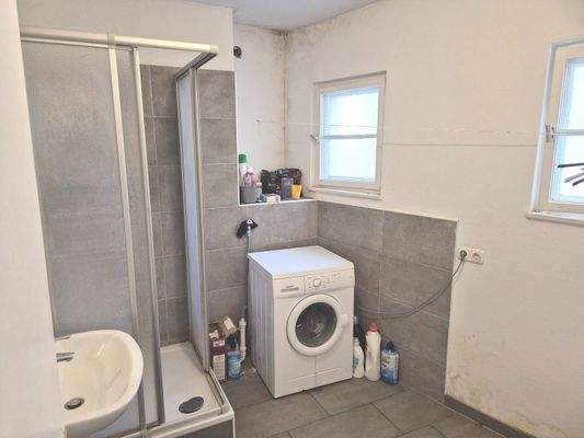 Badezimmer mit Dusche und Waschraum