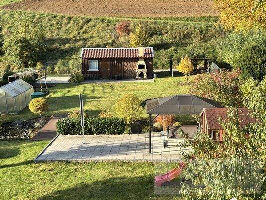 Gartenbereich mit Gartenhaus