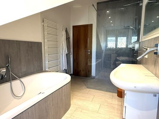 Bad mit Wanne und Dusche