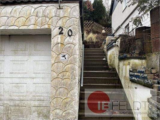 Ansicht Garage und Treppenaufgang