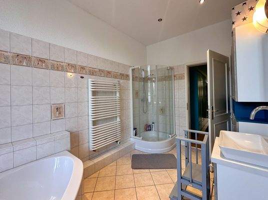 Bad mit Dusche und Wanne