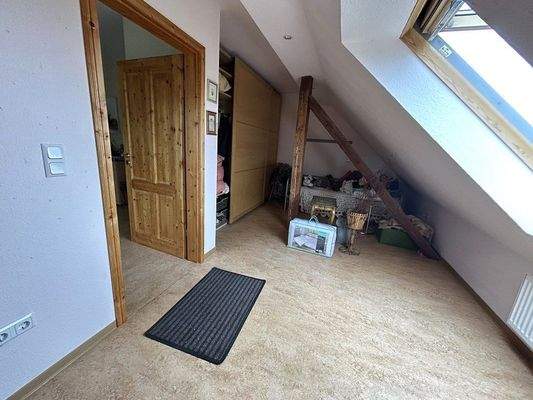 Zimmer 2 im OG mit großer Schrankwand