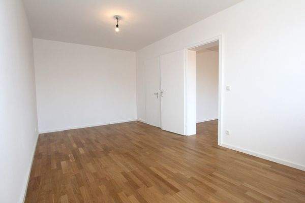 ...Schlafzimmer mit direktem Zugang zum Badezimmer