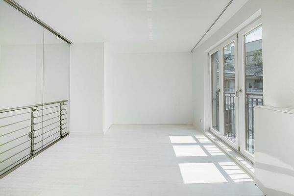 Zimmer mit Glasabtrennung zur Galerieebene im 5. OG