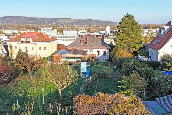 Südwestansicht Drohne: Garten, Schwimmhalle und Ausblick