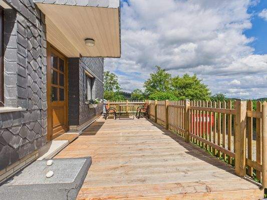 Terrasse und Eingang